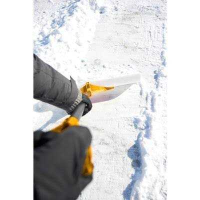 True Temper 36 in. Industrial Grade Snow Pusher with Versa Grip - Image 4